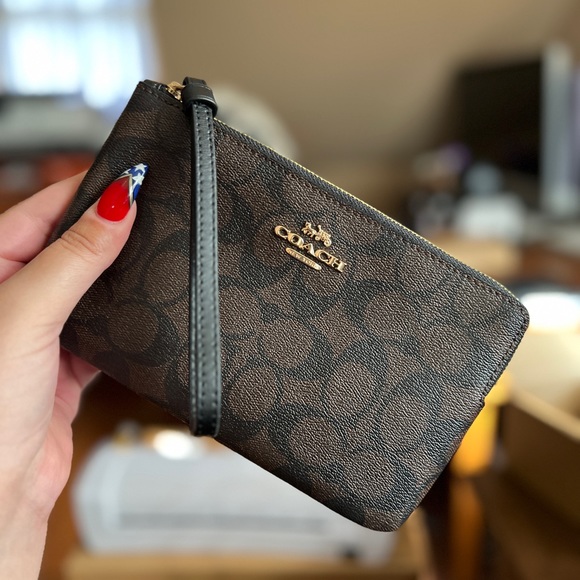 NEW‼️ COACH Large Corner Zip Wristlet In Signature Canvas NEW WITH TAGS - Picture 6 of 16